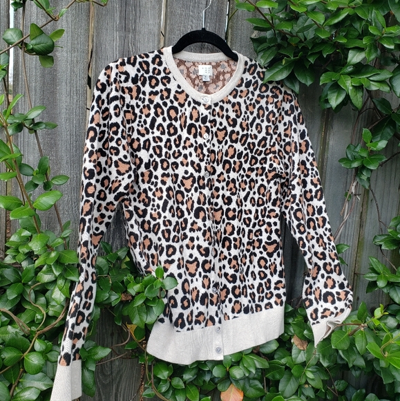 Thick & cozy leopard print button down cardigan - Picture 4 of 12